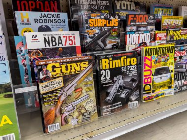 Seattle, WA USA - Mayıs 2022: Safeway 'deki bir markette satılık silah dergilerine bakış açısı.