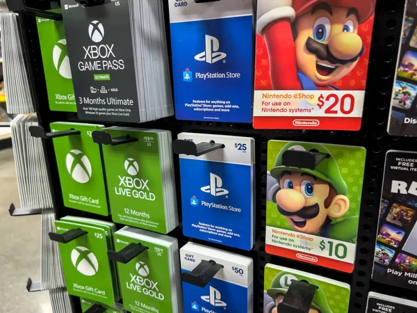 Woodinville, WA USA - Mayıs 2022: Bir Haggen marketinde satılık çeşitli hediye kartlarının açılı görünümü.