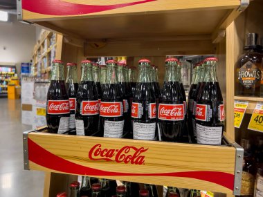 Woodinville, WA USA - Mayıs 2022: Bir Haggen marketinde satılık Meksika Kolasının Açı Manzarası.