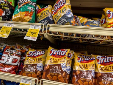 Seattle, WA USA - Mayıs 2022: Safeway 'deki bir markette satılık Fritos ve Doritos manzarası.