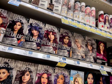 Mill Creek, WA USA - Mayıs 2022: Bir Rite Aid Eczanesi içindeki 2B saç boyası ürünlerinin açılı görünümü.