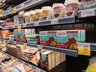 Kirkland, WA USA - Eylül 2021: Bir Whole Foods Market 'in dondurucu bölümünde satılık etsiz ürünler ve kemik çorbalarının açılı görünümü.