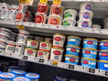 Mill Creek, WA USA - Mayıs 2022: QFC marketinde satılık çeşitli ekşi kremlerin açılı görünümü.