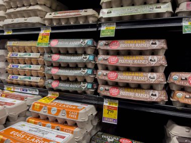 Woodinville, WA USA - Mayıs 2022: Haggen Kuzeybatı Taze Marketi 'nde satılık çeşitli yumurtaların açılı görünümü.