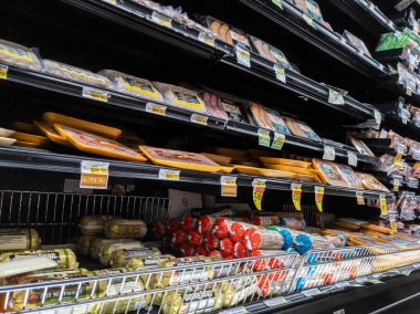 Woodinville, WA USA - Nisan 2022: Haggen Kuzeybatı Taze Marketi 'nde satılık sosis ve sosis bağlantılarının açılı görünümü.