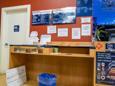 Kirkland, WA USA - Aralık 2021: Party City 'deki bir postanenin posta masasının açılı görünümü.