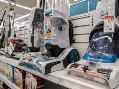 Lynnwood, WA USA - Mart 2022: Bed, Bath ve Beyond 'daki Hoover marka elektrikli süpürgelerin görüntüsü.