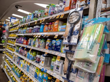 Kirkland, WA USA - Eylül 2021: Bir QFC marketinde vitamin ve takviyelerin açılı görünümü.