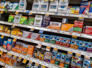 Kirkland, WA USA - Eylül 2021: Bir QFC marketinde satılık soğuk algınlığı, grip ve sinüs ilaçlarının açılı görünümü.