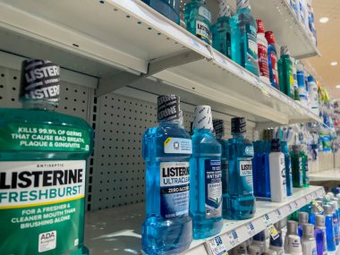 Seattle, WA USA - Mayıs 2022: Rite Aid Eczanesi 'nde satılacak bir ağız gargarası seçimi üzerine açılı, seçici bir odaklanma.