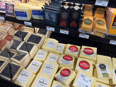 Mill Creek, WA USA - Mayıs 2022: Bir kasaba ve ülke pazarı içinde satılık çeşitli peynirlerin yukarıdan aşağı, açılı görünümü