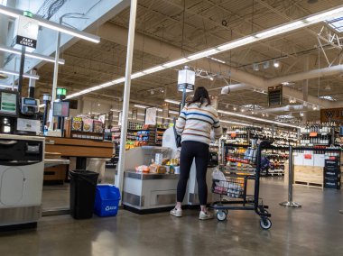 Mill Creek, WA USA - Mart 2022: Kasaba ve Ülke Pazarı 'nın kendi kendine çıkış yapan bir kadının görüntüsü.