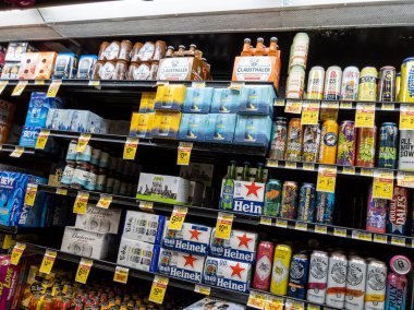 Woodinville, WA USA - Mayıs 2022: Bir Haggen marketinin soğutulmuş bölümünde satılık bira seçimi açılı görünümü.