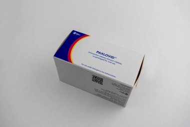 Seattle, WA USA - Haziran 2022: Beyaz arka planda Paxlovid ilaçlarının açılı görünümü.