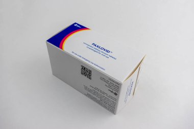 Seattle, WA USA - Haziran 2022: Beyaz arka planda Paxlovid ilaçlarının açılı görünümü.