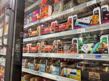 Mill Creek, WA USA - Mayıs 2022: Bir kasaba ve ülke marketinin dondurucu bölümünde satılık çeşitli dondurulmuş burritoların açılı görünümü
