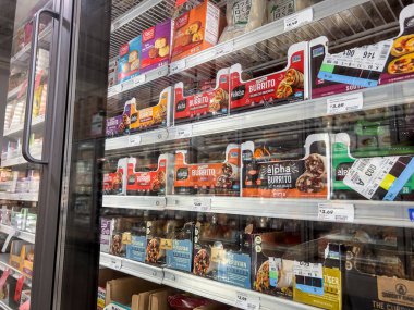 Mill Creek, WA USA - Mayıs 2022: Bir kasaba ve ülke marketinin dondurucu bölümünde satılık çeşitli dondurulmuş burritoların açılı görünümü