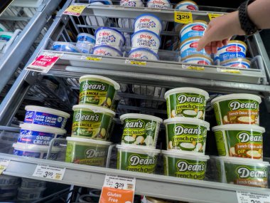 Mill Creek, WA USA - Mayıs 2022: Safeway 'deki bir markette satılık Fransız soğan sosu, ekşi krema ve süzme peynirin yakın görüntüsü.