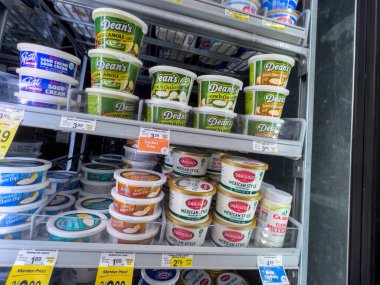 Mill Creek, WA USA - Mayıs 2022: Safeway 'deki bir markette satılık Fransız soğan sosu, ekşi krema ve süzme peynirin yakın görüntüsü