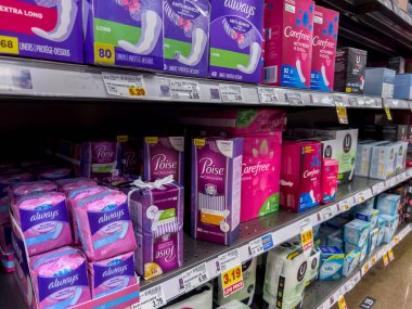 Everett, WA USA - Haziran 2022: Fred Meyer 'in bakkalında satılık iç çamaşırı ve hijyenik pedlerin açılı görüntüsü.
