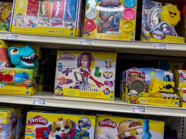 Everett, WA USA - Haziran 2022: Fred Meyer 'in marketinde satılık çeşitli Play Doh ürünlerine yakından bakın