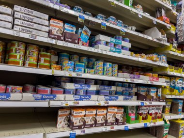 Everett, WA USA - Haziran 2022: Fred Meyer 'in bakkalında satılık kedi maması ve yiyeceklerinin çeşitli açılı görünümü