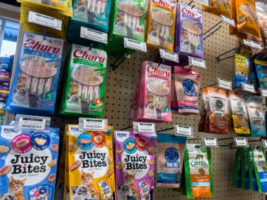 Seattle, WA USA - Haziran 2022: Bir Pet Pros mağazasında satılık kedi maması manzarası.