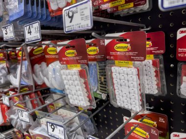 Seattle, WA USA - Haziran 2022: Lowe 's Home iyileştirme mağazasında satılık Komuta Şeridi ürünlerine yakın görüş.