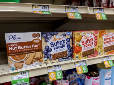 Seattle, WA USA - Haziran 2022: Sprouts Market 'teki bebek atıştırmalıklarının yakın görüntüsü.