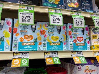 Seattle, WA USA - Haziran 2022: GoGo Squeez bebek mamalarını Sprouts Market 'te satılığa çıkarın.