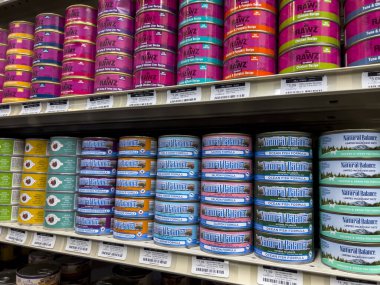 Seattle, WA USA - Haziran 2022: Hayvan Profesyonelleri mağazasında satılık ıslak kedi maması manzarası.