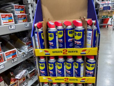 Seattle, WA USA - Haziran 2022: Lowe 'un ev geliştirme mağazasında satılık WD-40 ürünlerine yakından bakın