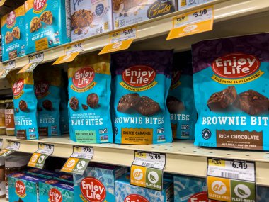Seattle, WA USA - Haziran 2022: Sprouts Market 'te satılan Keyif Yaşamı' na Alerjik Olmayan Ürünler 'in yakın görüntüsü.