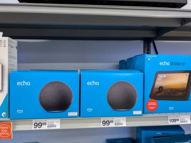 Mill Creek, WA USA - Haziran 2022: Bir Staples mağazasında satılık Amazon Echo ürünlerinin görüntüsü.
