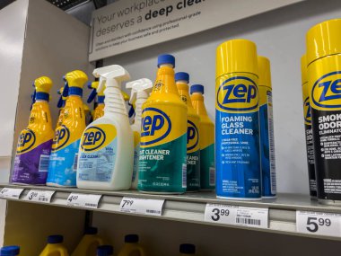 Mill Creek, WA USA - Haziran 2022: Bir Staples mağazasında satılmak üzere Zep özel temizlik ürünlerinin açılı görünümü.