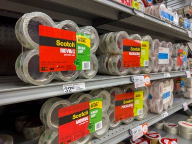Mill Creek, WA USA - Haziran 2022: Staples mağazasında satılık kasetlerin açılı görünümü.