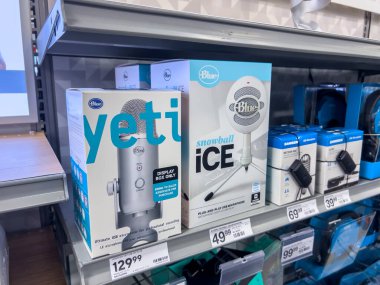 Mill Creek, WA USA - Haziran 2022: Staples mağazasında satılık Blue marka mikrofonların açılı görüntüsü