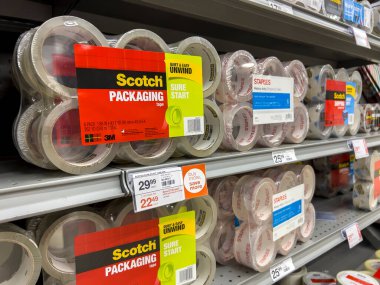 Mill Creek, WA USA - Haziran 2022: Staples mağazasında satılık kasetlerin açılı görünümü.