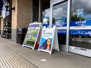 Mill Creek, WA USA - Haziran 2022: Lowe 'un ev geliştirme mağazasının girişinin önündeki 