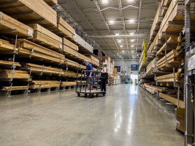 Mill Creek, WA USA - Haziran 2022: Lowe 's Home iyileştirme mağazasında kereste alışverişi yapan bir çiftin görüntüsü.