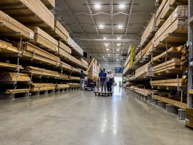 Mill Creek, WA USA - Haziran 2022: Lowe 's Home iyileştirme mağazasında kereste alışverişi yapan bir çiftin görüntüsü.