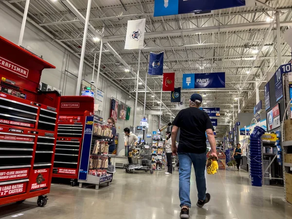 Mill Creek, WA USA - Haziran 2022: Lowe 's Home iyileştirme mağazasından alışveriş yapan insanların açılı görünümü.