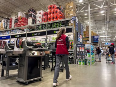 Mill Creek, WA USA - Haziran 2022: Lowe 's Home iyileştirme mağazasında çalışan bir çalışanın görüntüsü