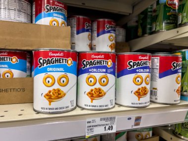 Everett, WA USA - Haziran 2022: Fred Meyer 'in marketinde satılık spagetti-O' ların yakın görüntüsü.