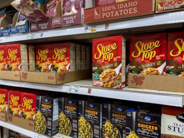 Everett, WA USA - Haziran 2022: Soba Tepesi dolma karışımı ve Fred Meyer 'ın marketinde satılık deniz tarağı patateslerinin açılı görüntüsü.