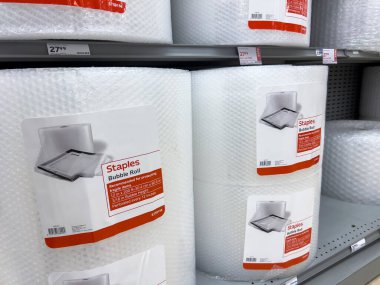 Mill Creek, WA USA - Haziran 2022: Staples mağazasındaki paketleme malzemelerini kapatın.