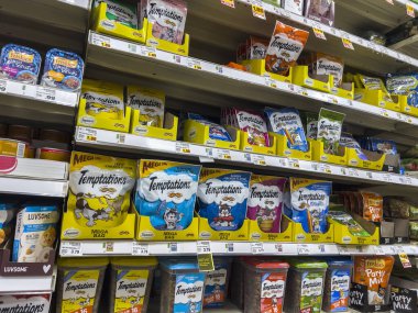 Everett, WA USA - Haziran 2022: Fred Meyer 'in bakkalında satılık kedi maması ve yiyeceklerinin çeşitli açılı görünümü.