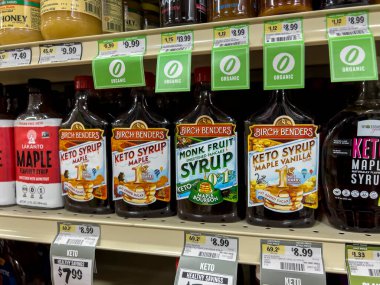 Seattle, WA USA - Haziran 2022: Birch Benders marka şerbetlerin Sprouts Market 'te satışa sunulduğu yakın görüş.