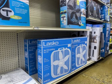 Everett, WA USA - Haziran 2022: Fred Meyer 'in marketinde satılık kutu hayranlarının yakın görüntüsü.