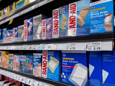 Seattle, WA USA - Mayıs 2022: Bir QFC marketinde satılık bandajların yakın görüntüsü.